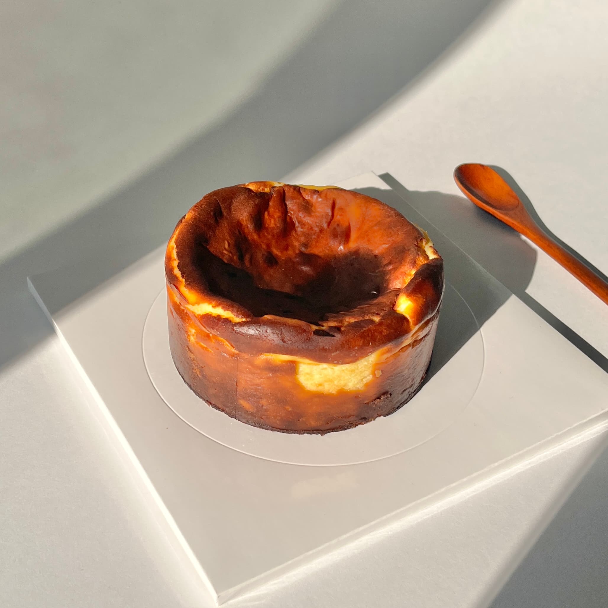 바스크 치즈케이크 사이드뷰