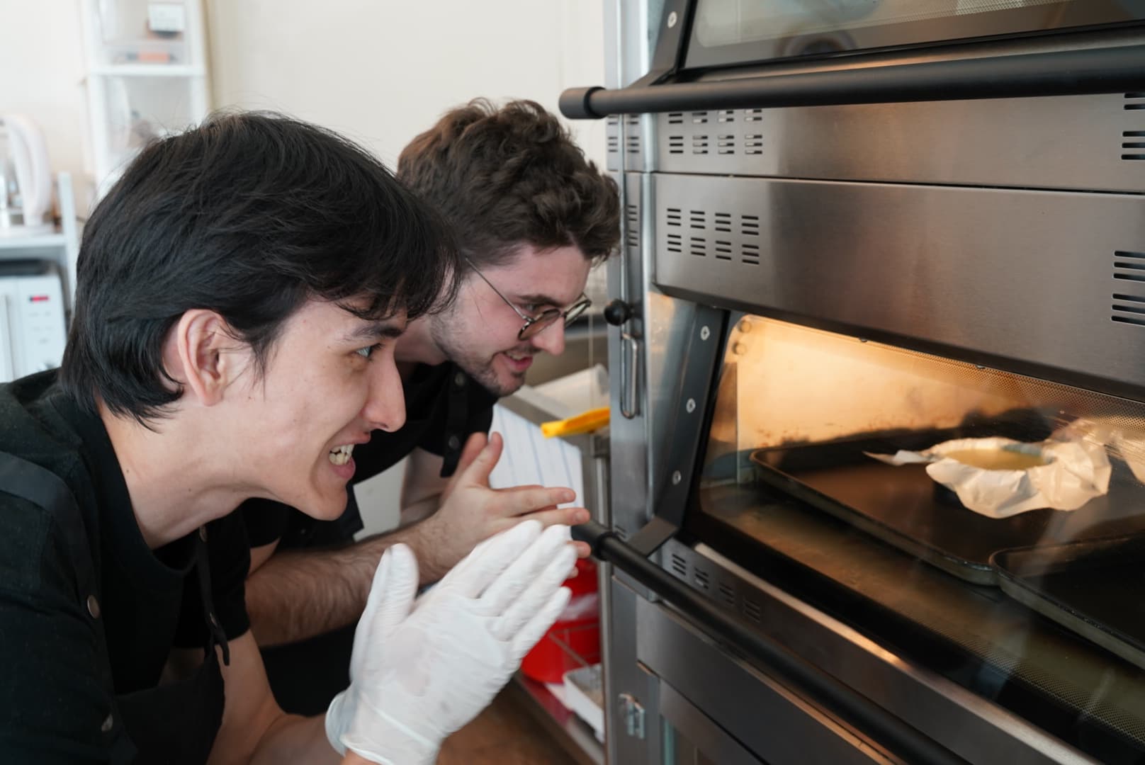 오븐을 바라보는 모습